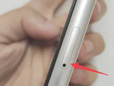 iphone12第二张卡插哪里第1步