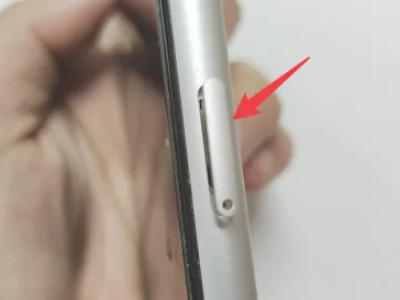 iphone12第二张卡插哪里第3步