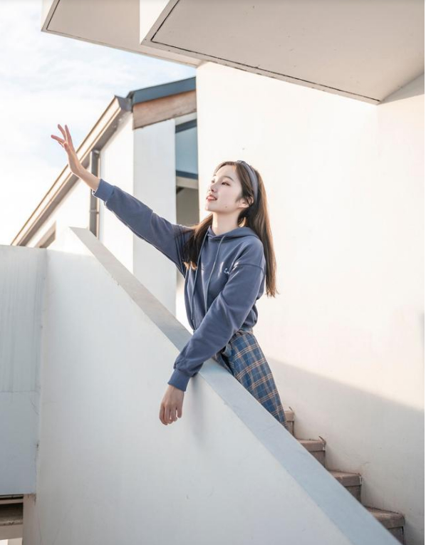 站着拍照姿势怎么摆第2步