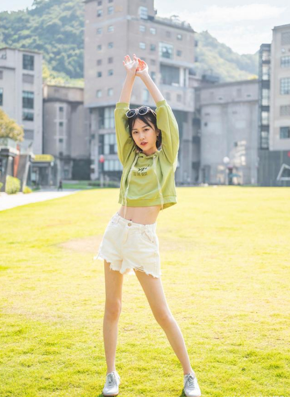 站着拍照姿势怎么摆第3步