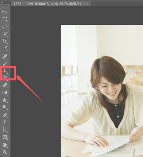 ps怎么把人p掉背景不变第3步