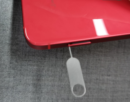 苹果12怎么插卡第2步