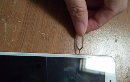 怎么取出手机的sim卡第3步