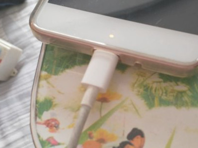 充电接口松动及插不紧的解决方法第1步