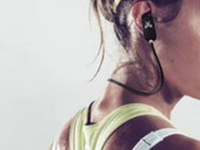 蓝牙耳机怎么佩戴第3步