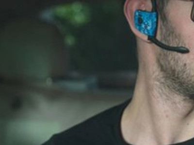 蓝牙耳机怎么佩戴第4步