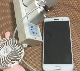 充电时屏幕接触不灵敏正常吗第1步